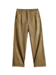 8ウェールのジャカード織りコーデュロイ素材を使用したワイドストレートパンツ。270g/m²のコットン100%で快適な履き心地。フロントプリーツと銅製ドーナツボタン、スラッシュポケットを備えたワークテイストデザイン。