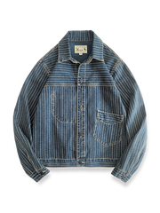 インディゴジャカードストライプとウォッシュ加工が特徴のコットンデニムジャケット。