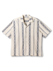 縦ストライプのジャカード刺繍が特徴のキューバ襟シャツ、柔らかなコットン素材とワイドシルエット