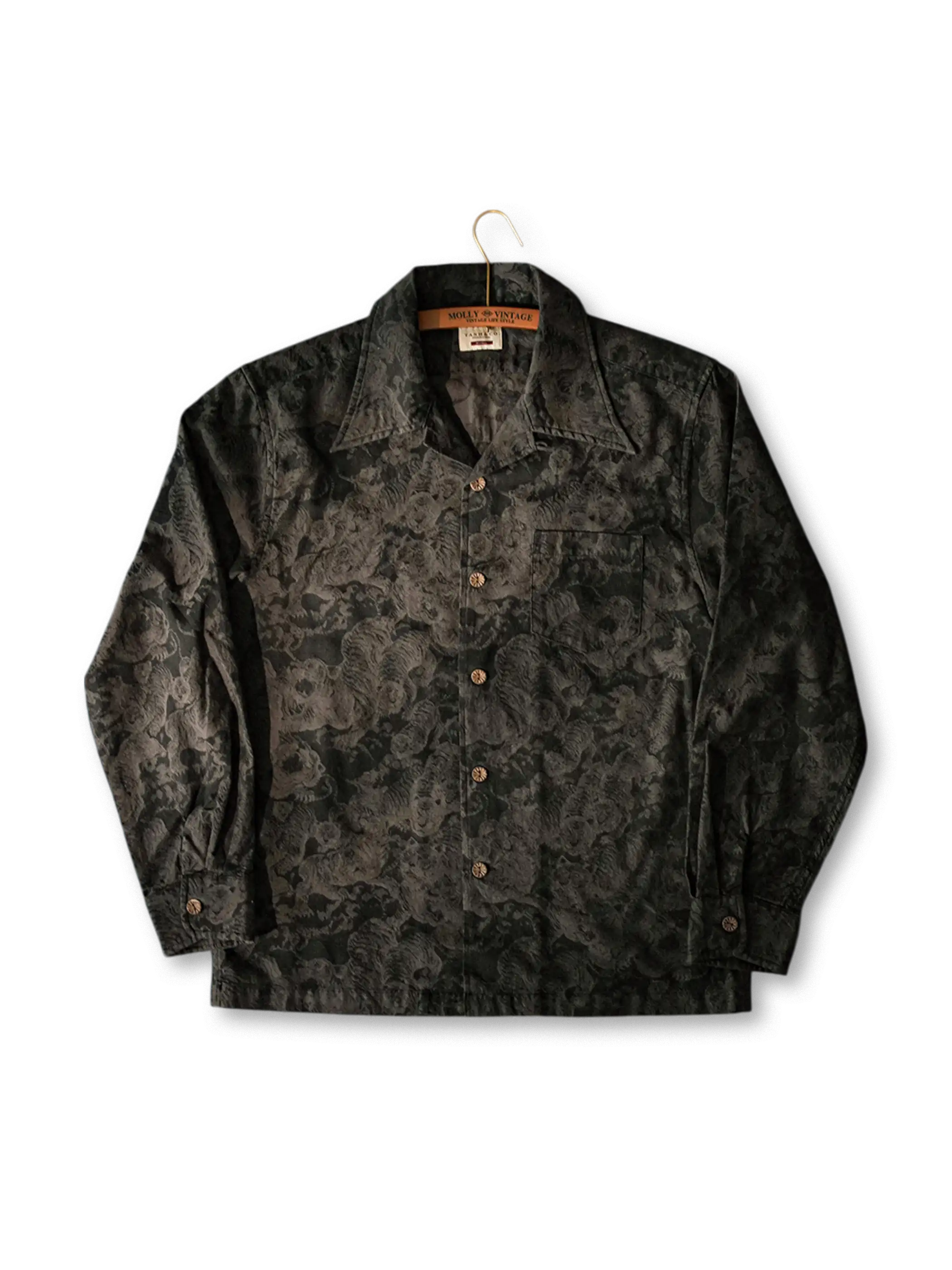 立体的な百虎模様のジャカード編みとヴィンテージ尖襟が特徴のコットン長袖シャツ。