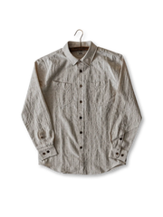 ジャカード織りによる独特な肌理と自然なリネン色が特徴の、椰子殻ボタン付きヴィンテージリネンコットンシャツ。