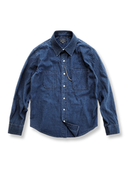 ウォッシュドジャカード加工とダブルチェストポケットが特徴のデニムブルーシャツの全体像。
