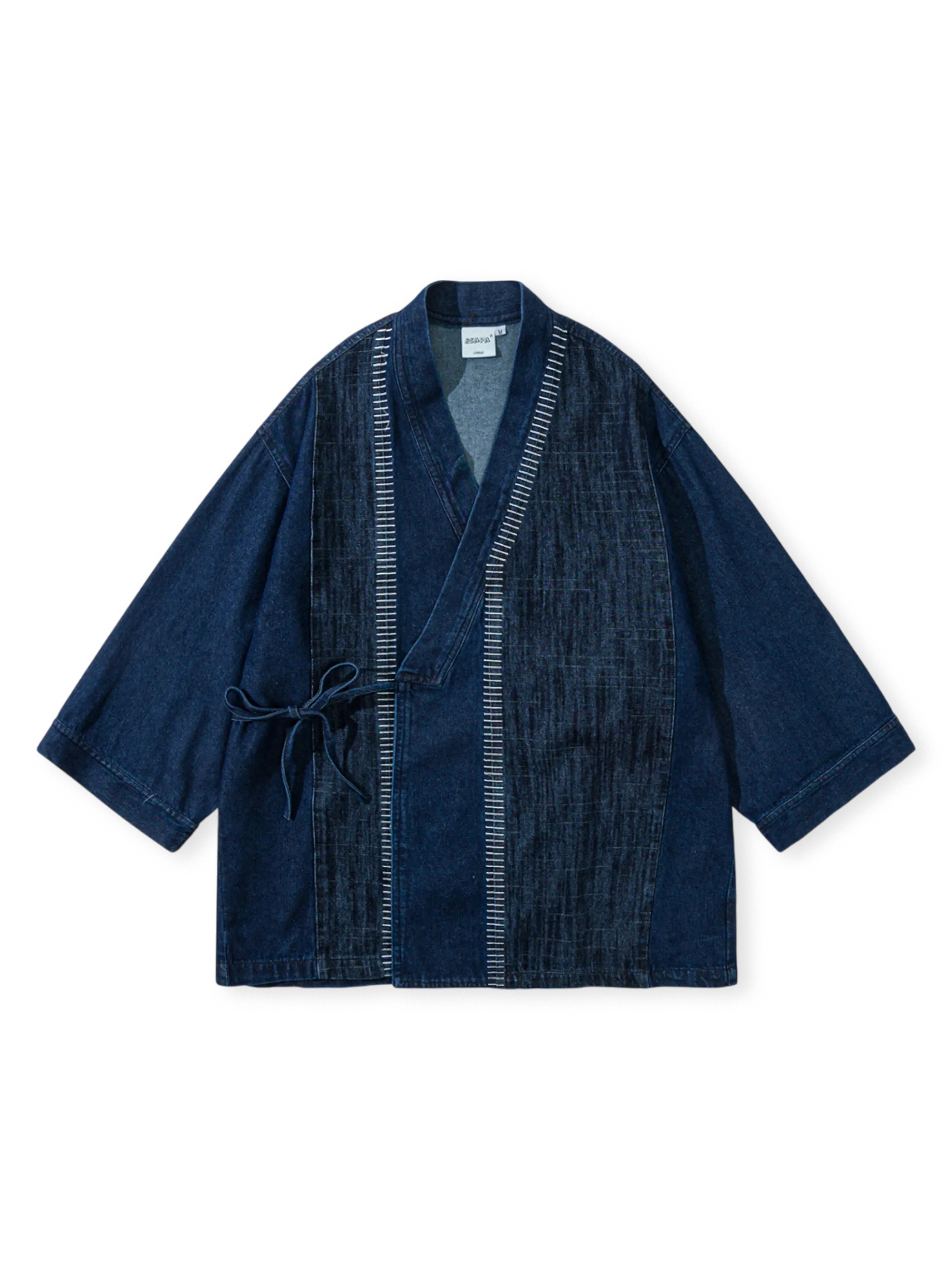 ジャガードストライプが特徴のウォッシュ加工デニムシャツ。丈夫で柔らかく、耐久性としわ防止効果あり。