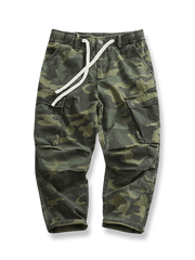 ヴィンテージ感のあるジャングルカモフラージュ柄ワークパンツ、快適なフィット感と大容量ポケットが特徴