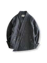 天然植物染めのコットン素材と片襟デザイン、対称的な前立てラインが特徴の剣道片襟袢纏ジャケットの全体像。