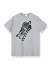 キー柄プリントが施されたスリムフィットの半袖Tシャツ