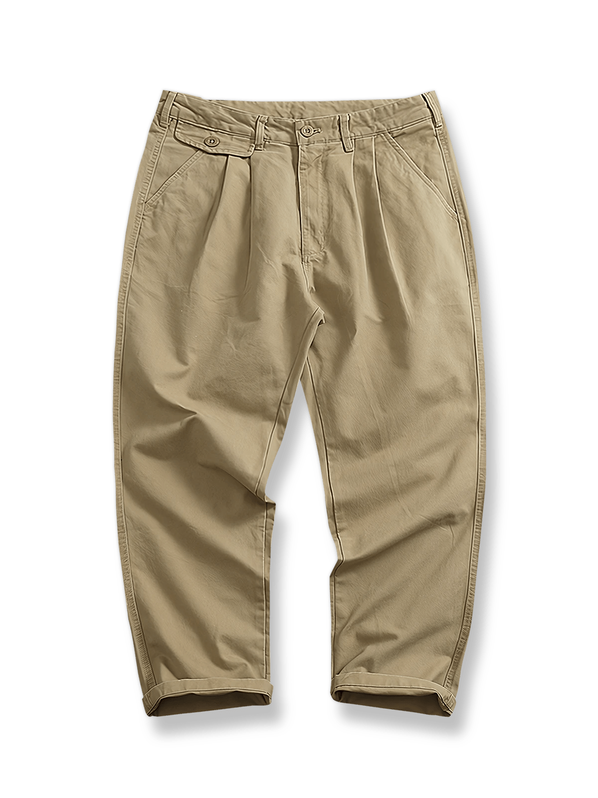 コットンツイルのキー&ツータックワークパンツ。ワイドストレートテーパードシルエットと改良丈、立体的タックが特徴。