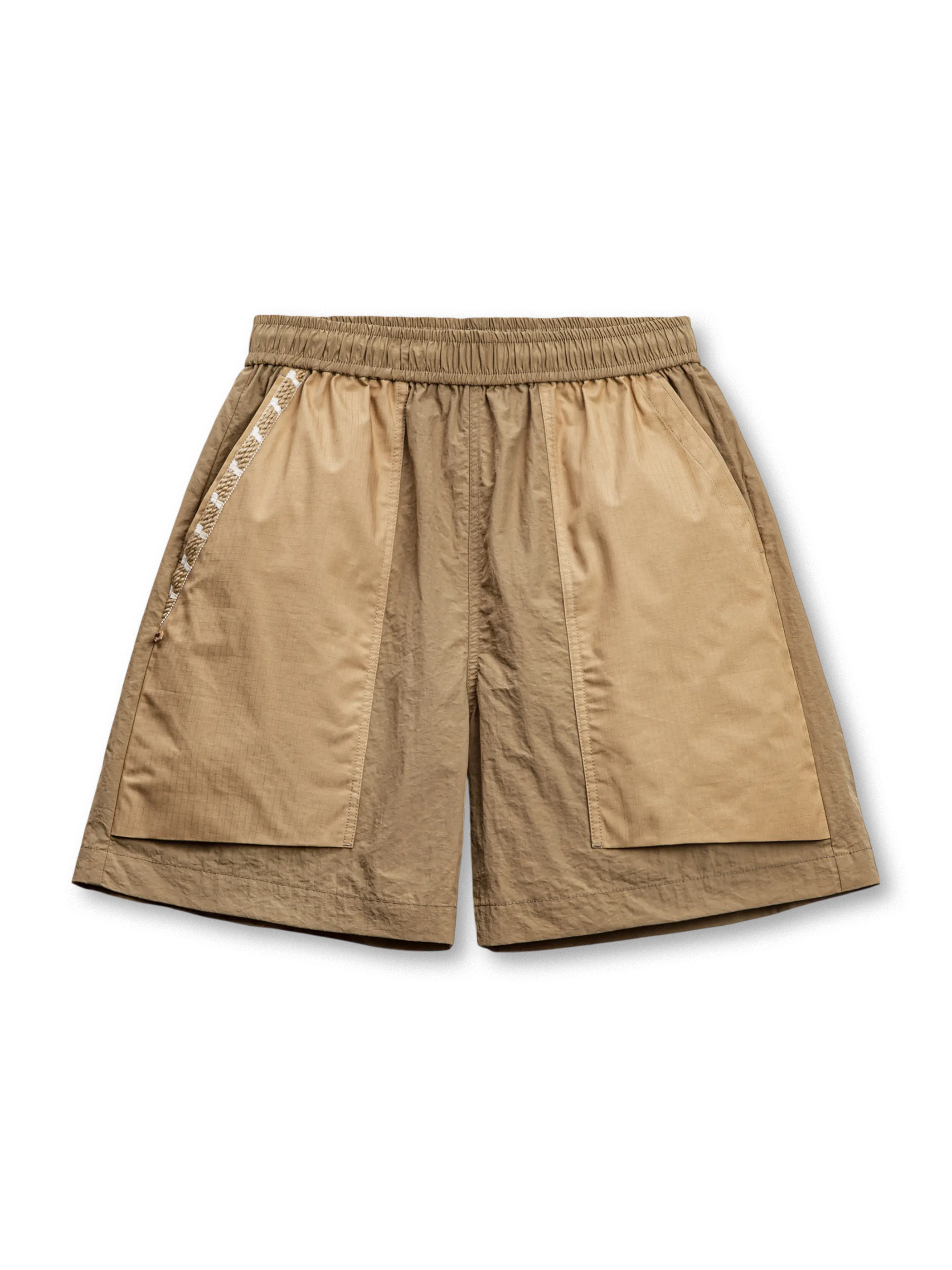 カーキ切り替えポケットと速乾素材が特徴のワイドショーツ