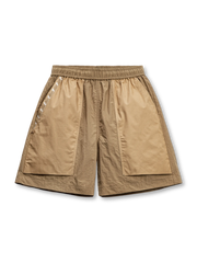 カーキ切り替えポケットと速乾素材が特徴のワイドショーツ