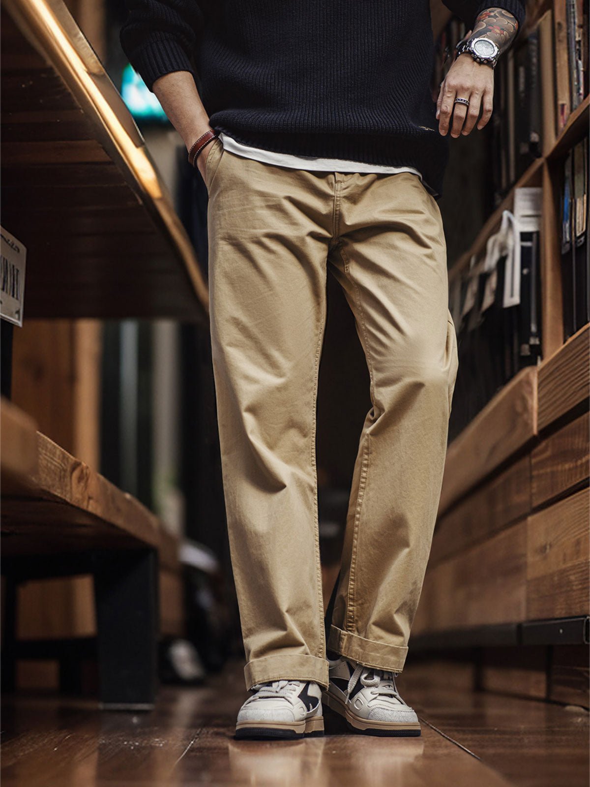 モデル画像: モデルが履いている復古スケートシューズのコーディネート画像