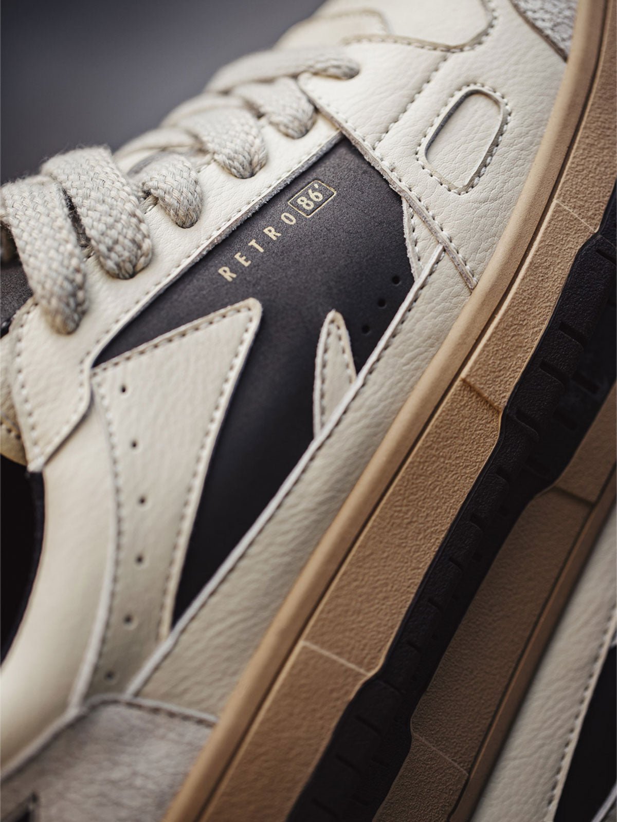 詳細画像: つま先とヒールのクラック加工のディテール画像