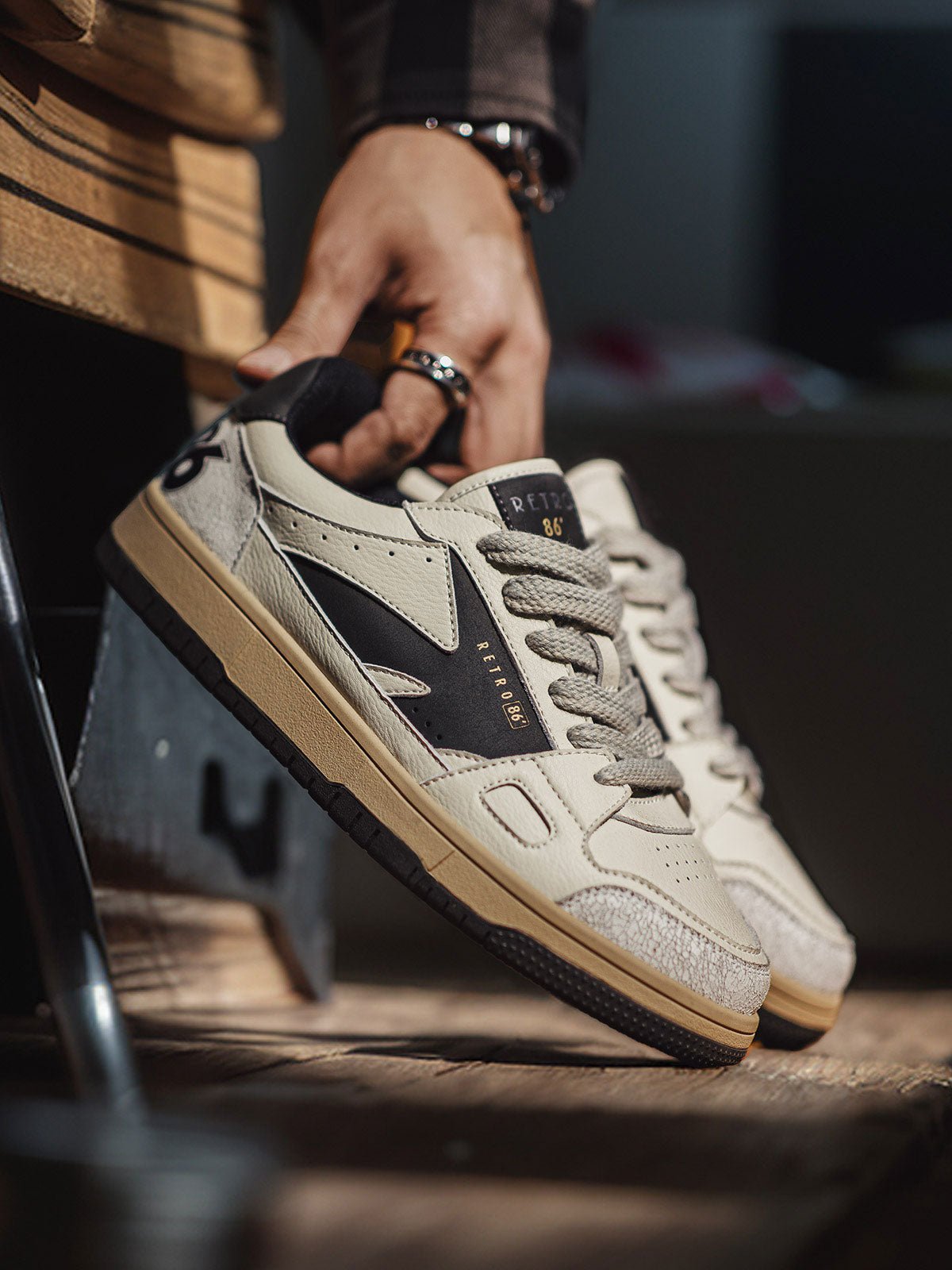 詳細画像: つま先とヒールのクラック加工のディテール画像