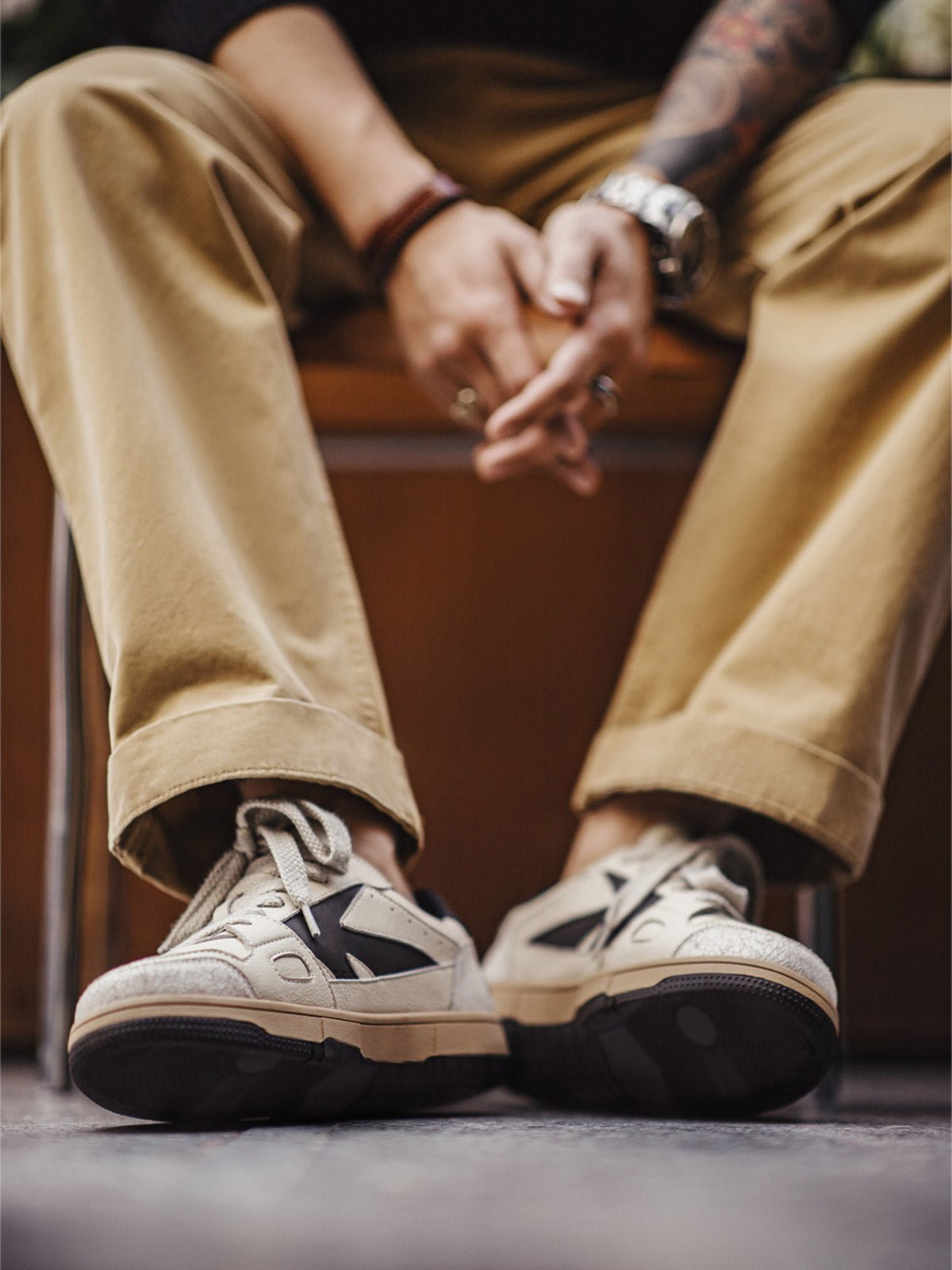 モデル画像: モデルが履いている復古スケートシューズのコーディネート画像