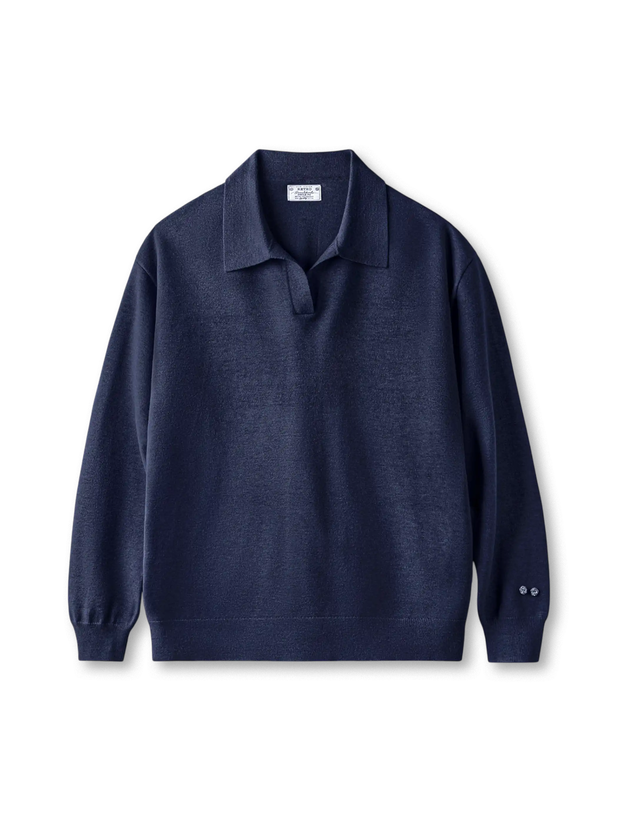 ネイビーの長袖ニットポロ、スキッパー襟、袖口と裾はリブ仕様、仿石調ボタン