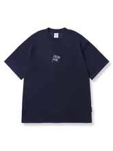 こいのぼりプリントが施されたシンプルデザインのTシャツ前面が見える商品画像