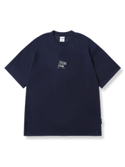 こいのぼりプリントが施されたシンプルデザインのTシャツ前面が見える商品画像