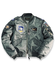 キャプテンランク肩章とポスター調プリントが特徴のL2‑Bフライトジャケット。