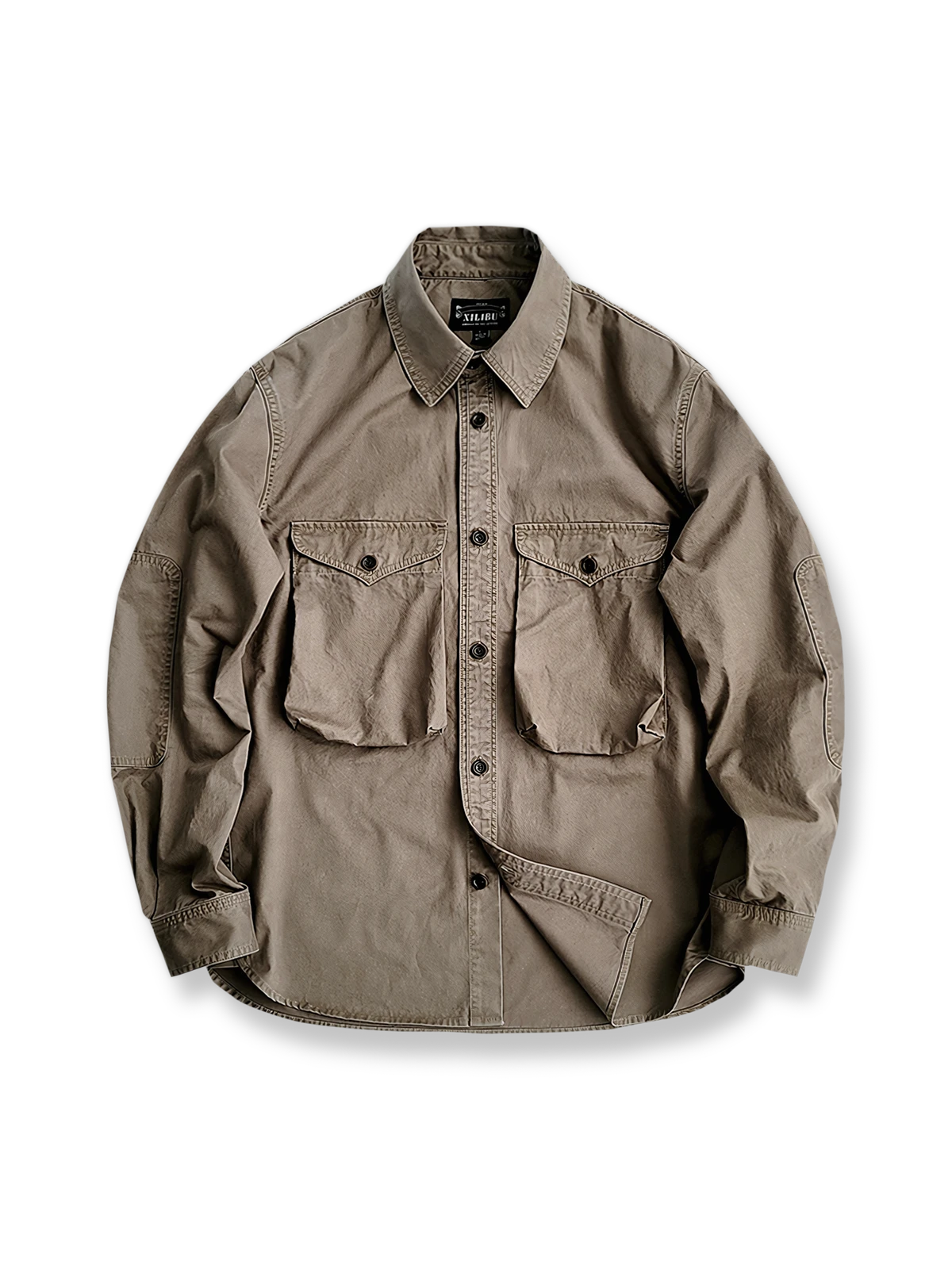 胸元の大口ポケットと精巧なステッチが特徴の100%コットン長袖ワークシャツの全体像。