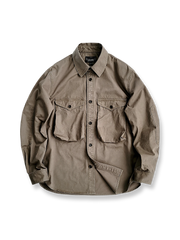 胸元の大口ポケットと精巧なステッチが特徴の100%コットン長袖ワークシャツの全体像。