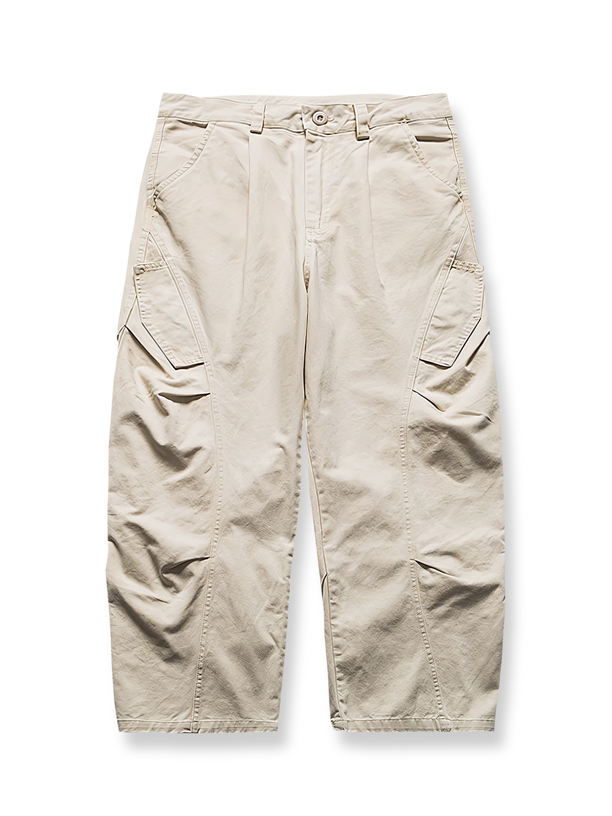 ウォッシュ加工と大型ポケットが特徴のコットンワークパンツ。