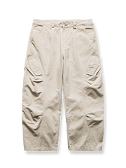 ウォッシュ加工と大型ポケットが特徴のコットンワークパンツ。