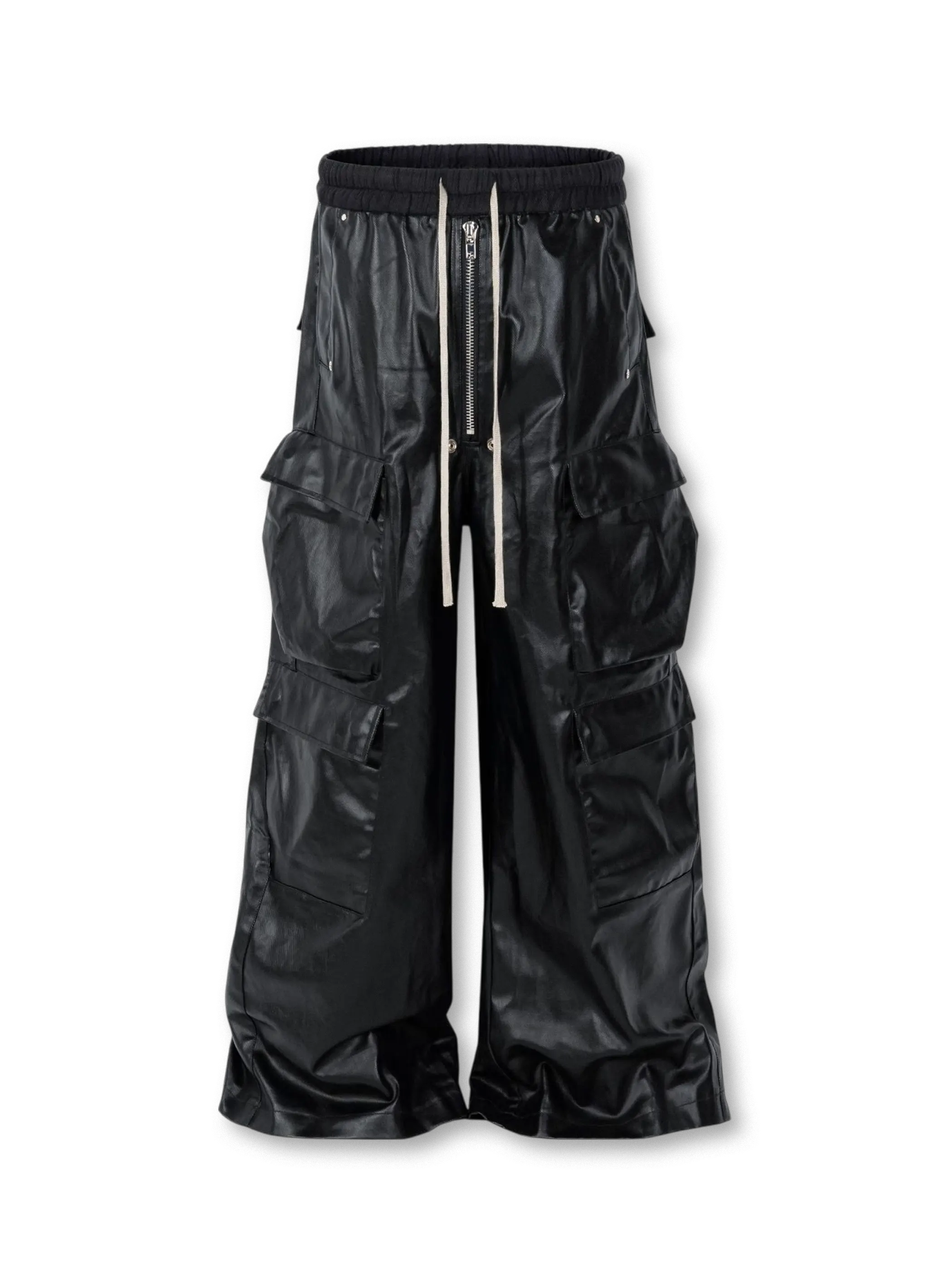 ミリタリー風のレイヤードカーゴパンツ。フロントに仮皮パネルと多層ポケットを配し、ウエストはドローストリングとゴムで調整可能。裾にかけて広がるワイドフレアシルエットが特徴で、撥水性のある艶やかなポリエステル素材を使用。ストリートスニーカーと合わせた都会的なスタイル。