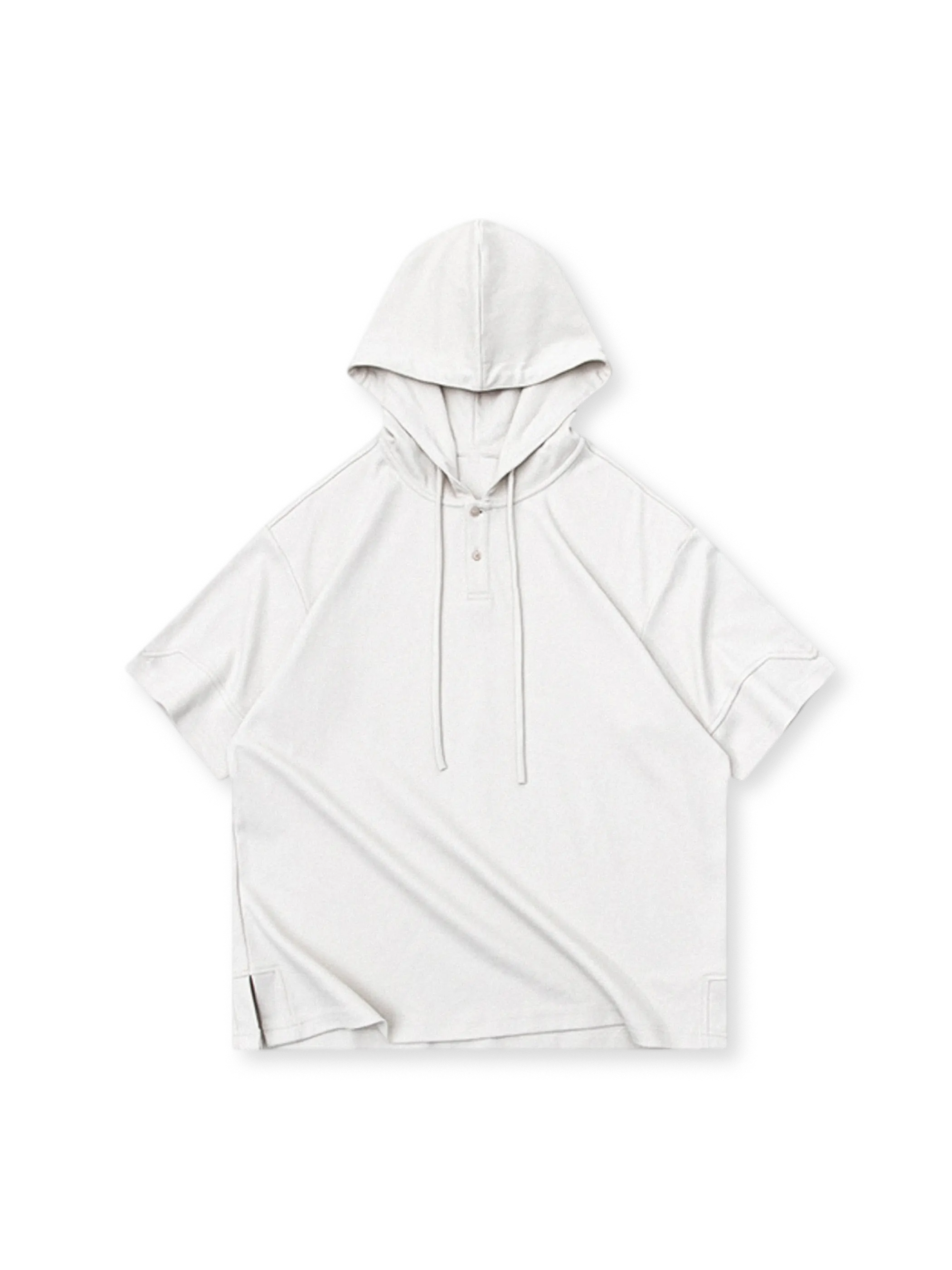 ヘンリーネックとフードを融合したレイヤード風ショートスリーブTシャツ。90年代ストリートカルチャーが薫る耐久素材使用