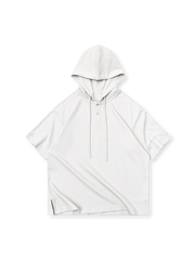 ヘンリーネックとフードを融合したレイヤード風ショートスリーブTシャツ。90年代ストリートカルチャーが薫る耐久素材使用