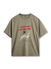跳ねるアンテロープ刺繍と発泡プリントが特徴の耐久性あるワイドシルエットTシャツ