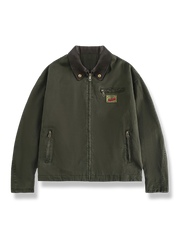 レザーカラー襟と多数ポケットを備えたオリーブグリーンのワークジャケット。