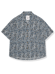 鋭角的な非対称パターンが特徴のヒョウ柄アロハキューバシャツ