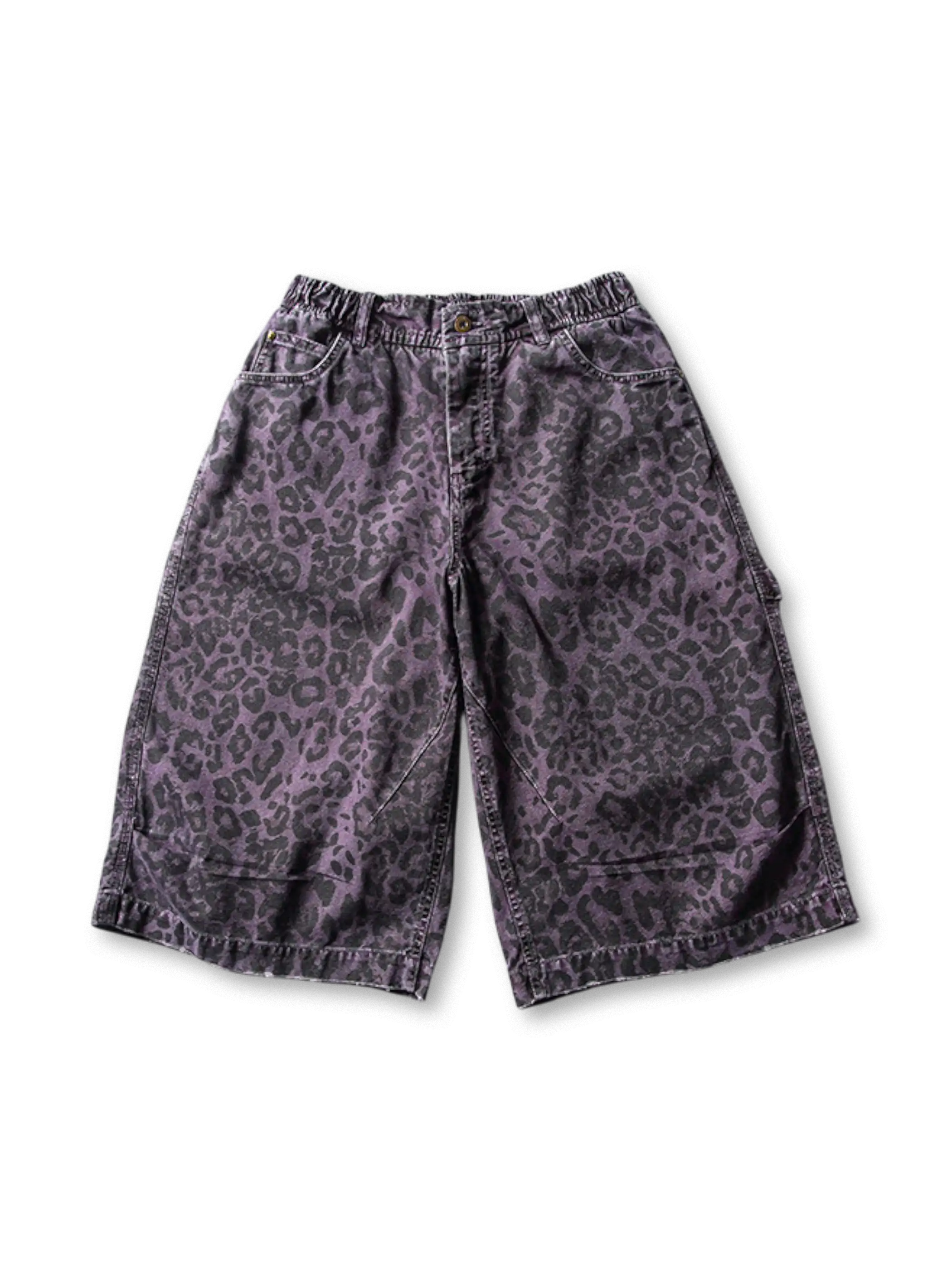 レオパード柄のワイドクロップドパンツ。植物染めとウォッシュ加工でヴィンテージ風仕上げ。半ゴムウエスト、アクションプリーツ入り膝部分、大きなパッチポケット付き。夏に快適な七分丈。