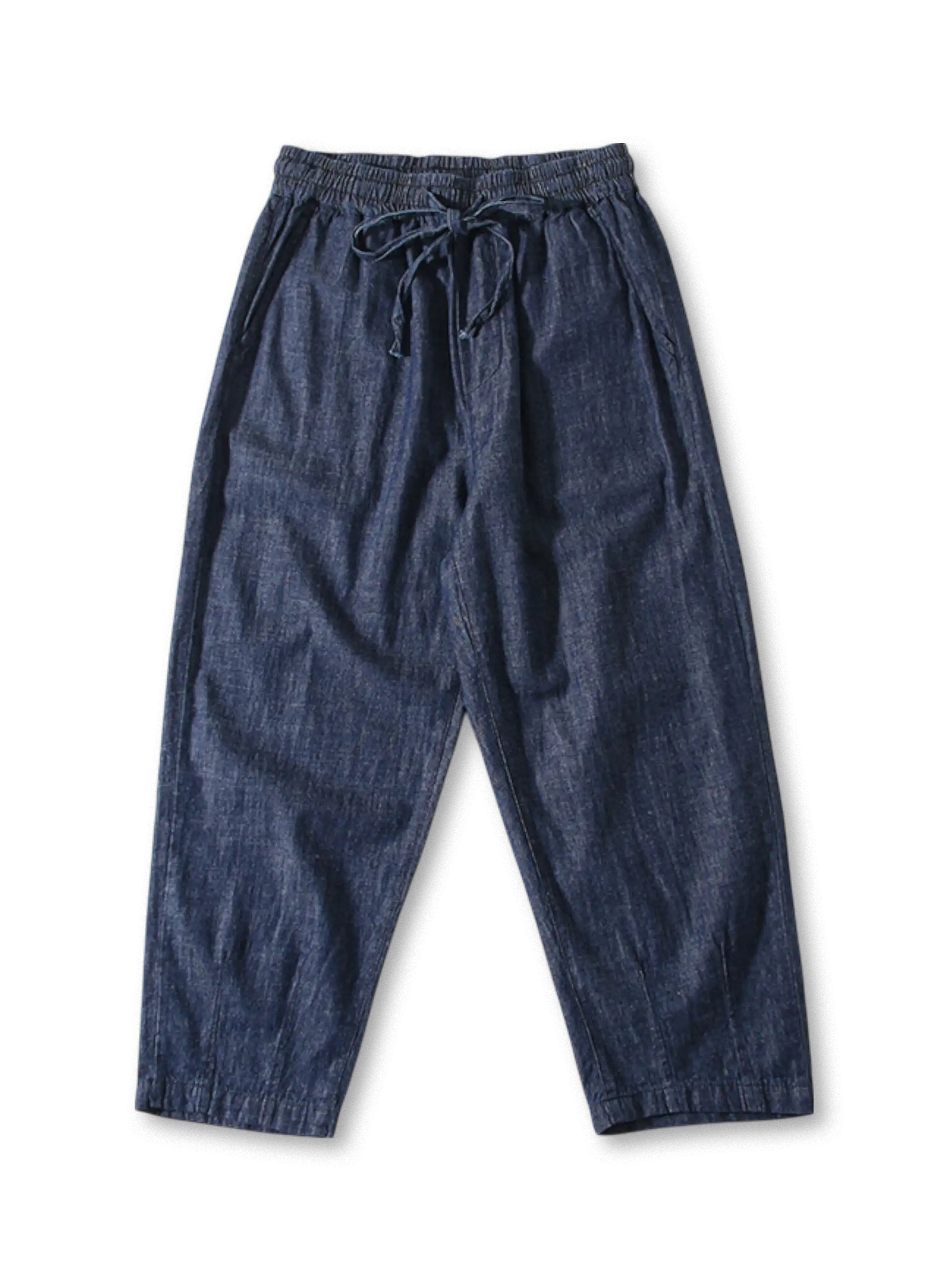 ドローストリングウエストとワイドテーパードシルエットが特徴のライトデニムイージーアンクルパンツ全身ビュー