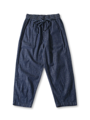 ドローストリングウエストとワイドテーパードシルエットが特徴のライトデニムイージーアンクルパンツ全身ビュー