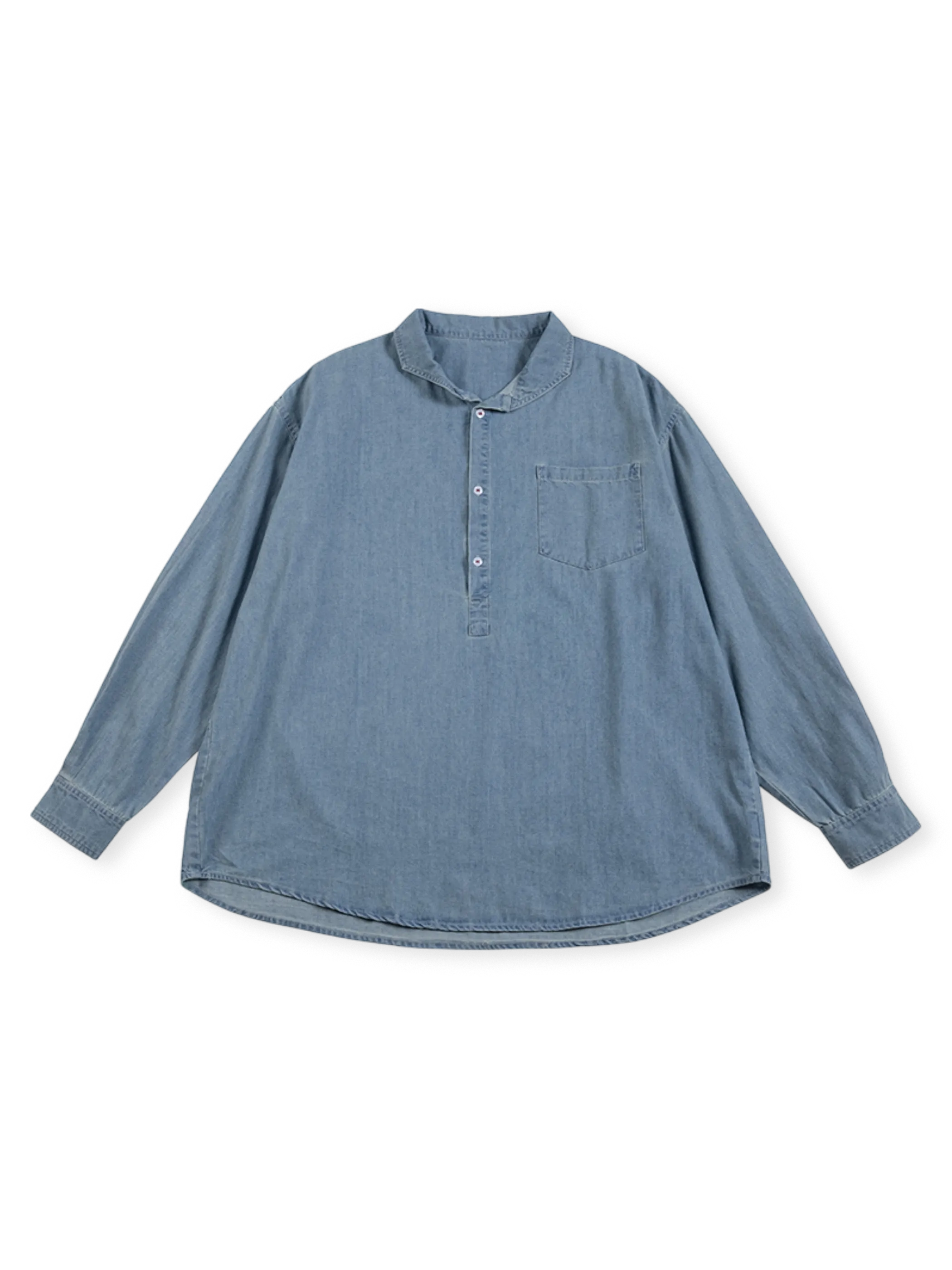 ハーフプラケットと立ち襟風襟付きのライトブルーウォッシュデニムシャツ。ゆったりシルエットとヴィンテージポケット付き。