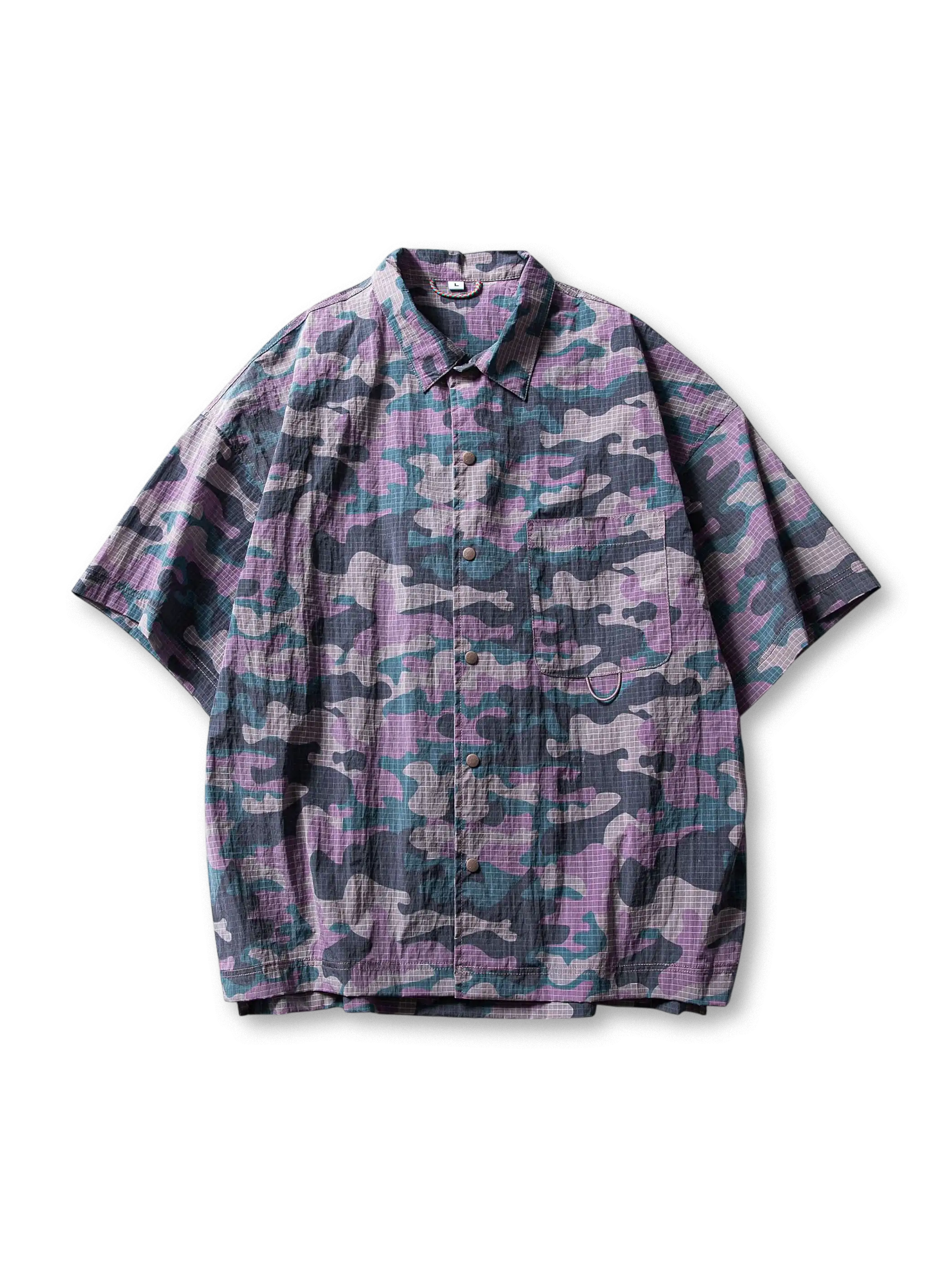 胸ポケットと裾ゴムコードが特徴のライトウェイト迷彩パープルシャツ。分割タックで動きやすく、カスタムスナップボタン採用。ラウンドカット裾とサイドスリット付き。アウトドアやタウンユースに最適