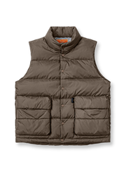 薄手で軽量ながら高い保温性を備えたスタンドカラーダウンベスト