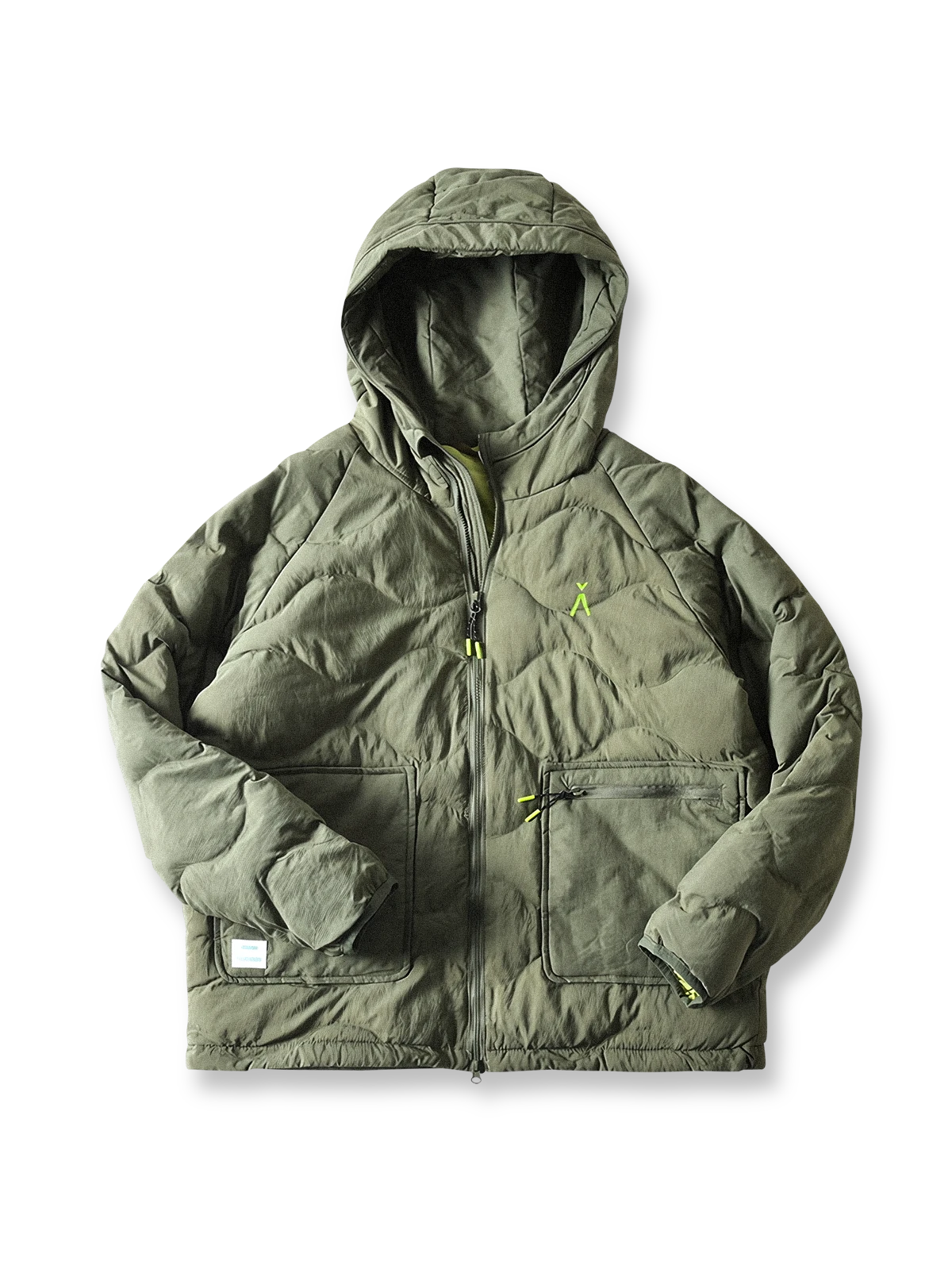 防風・防水素材と高断熱ポリエステル中綿を使用した軽量4色展開ジャケット。多機能ポケット付き。