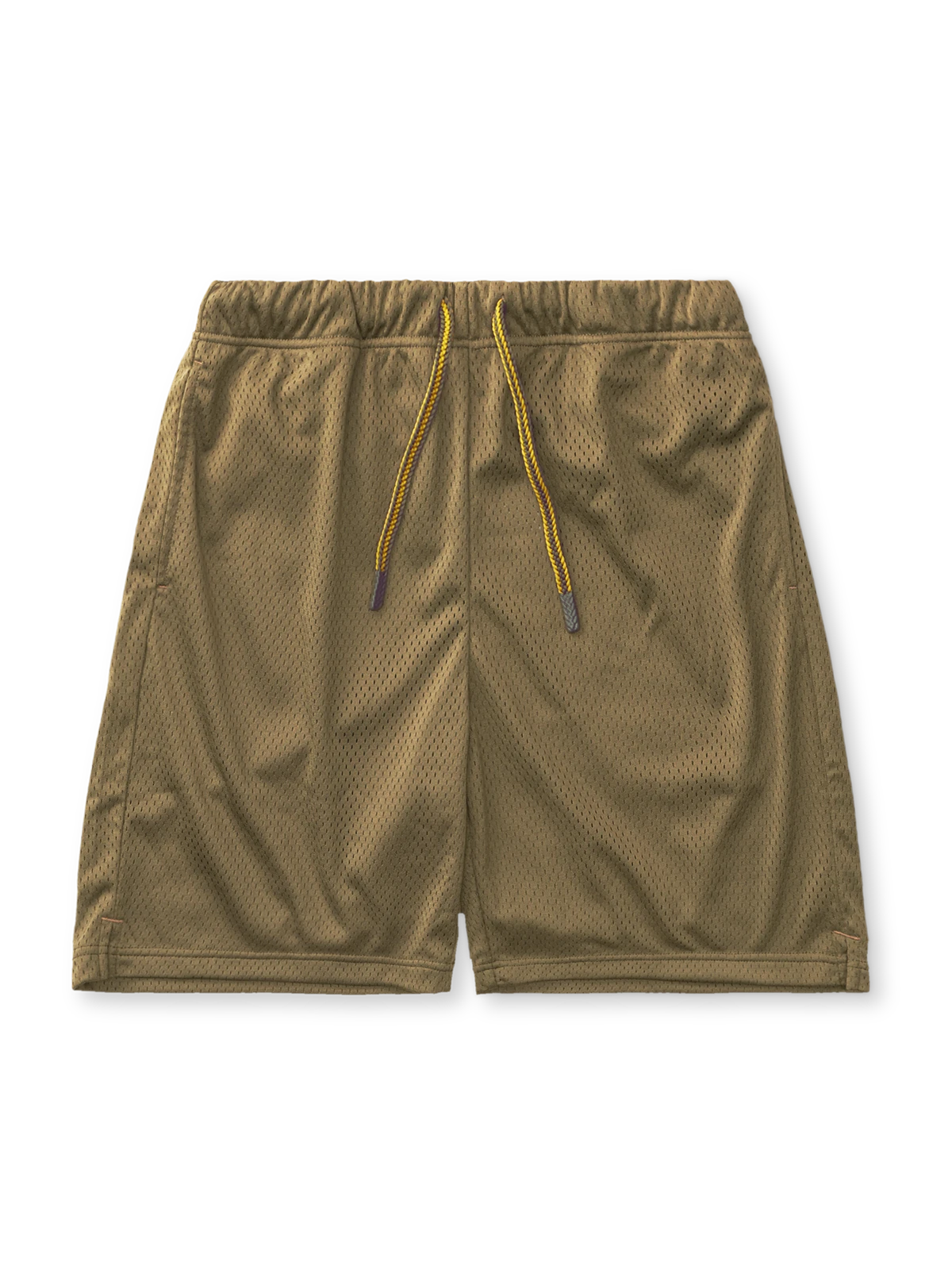 軽量メッシュ素材の通気性に優れたスポーツショートパンツ。