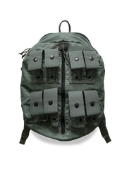 軽量ナイロン素材と多機能ポケット付きのライディングバックパック