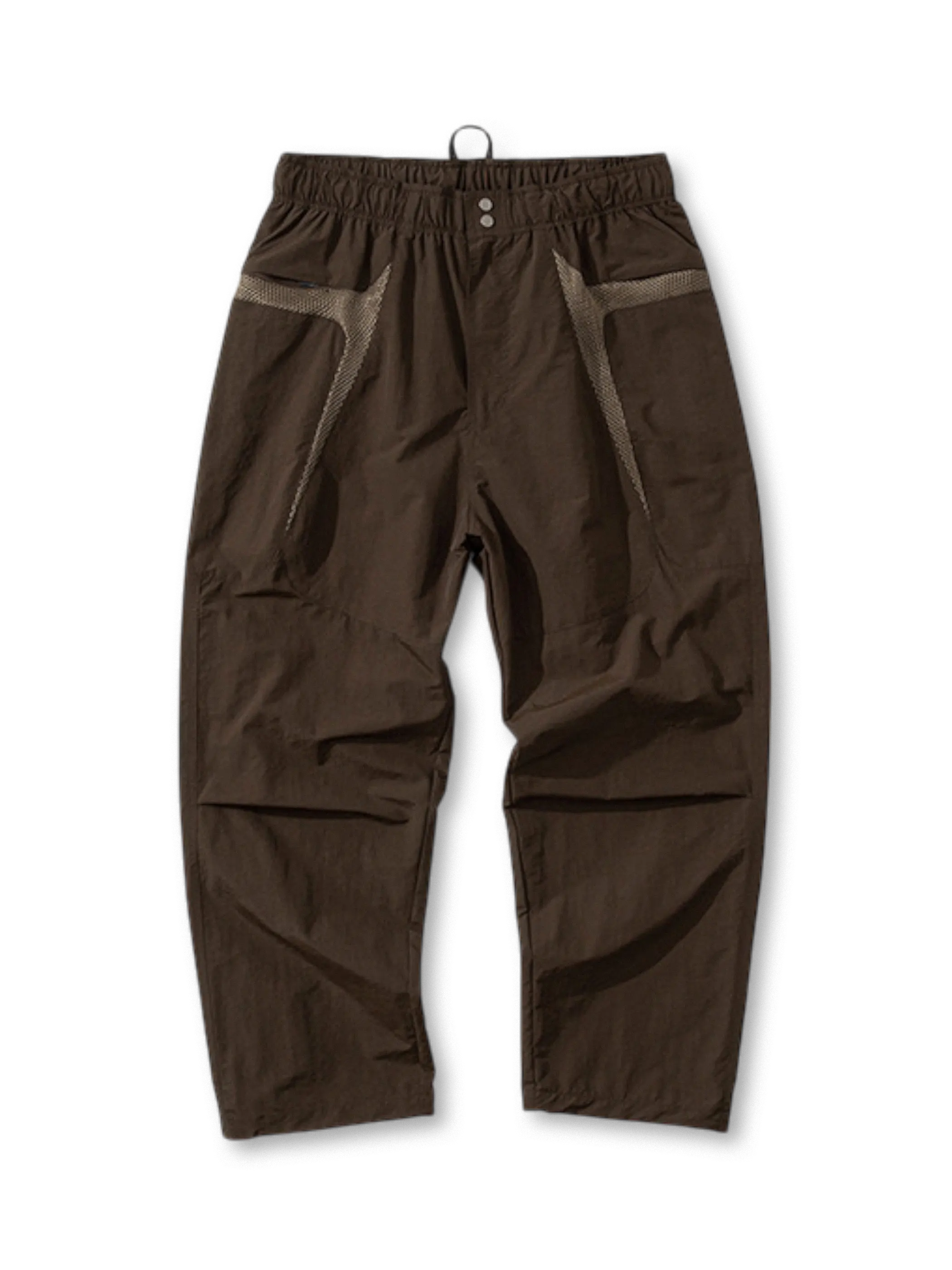 撥水速乾素材と多機能ポケットを備えた軽量アウトドアパンツ