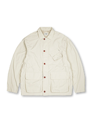 UPF50+対応の軽量ナイロン素材を使用した防護性と通気性に優れたスキンポケットジャケット。多機能ポケットと調節可能なシルエットが特徴。