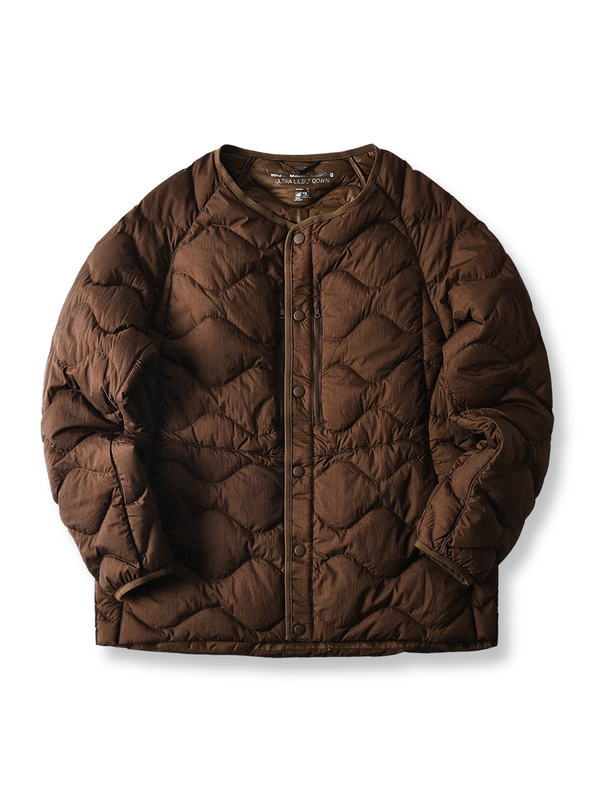 防風撥水ナイロンと90%ホワイトダックダウン使用の軽量ダウンジャケット。伸縮袖口付き。