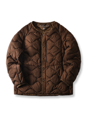 防風撥水ナイロンと90%ホワイトダックダウン使用の軽量ダウンジャケット。伸縮袖口付き。