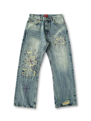 蛇毒モチーフ刺繍と赤耳デニムを用いたヴィンテージ感あふれるワイドパンツ