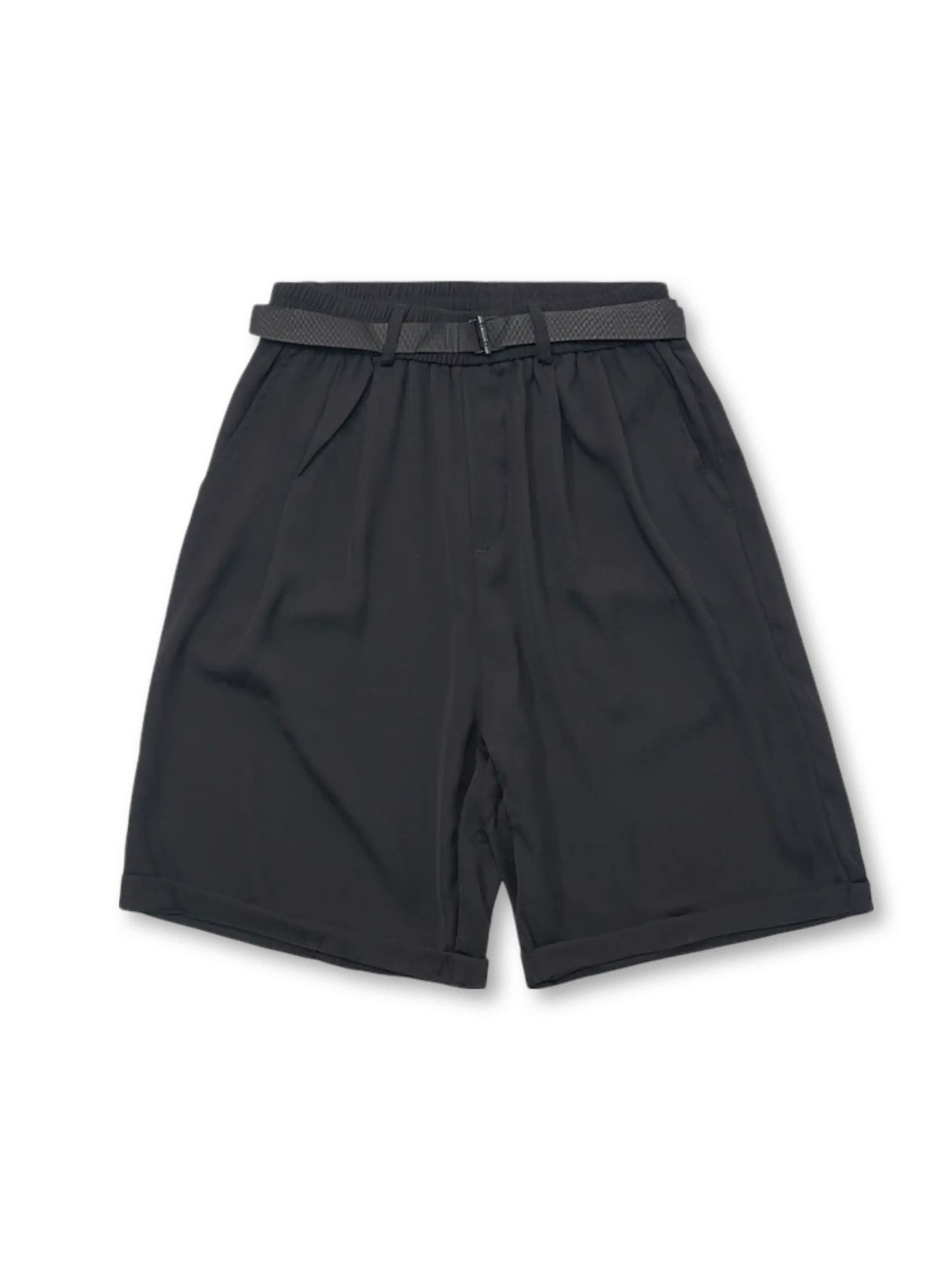 リネンライクトラベルショーツの全身ビュー、調整ベルトとスラッシュポケットを強調。