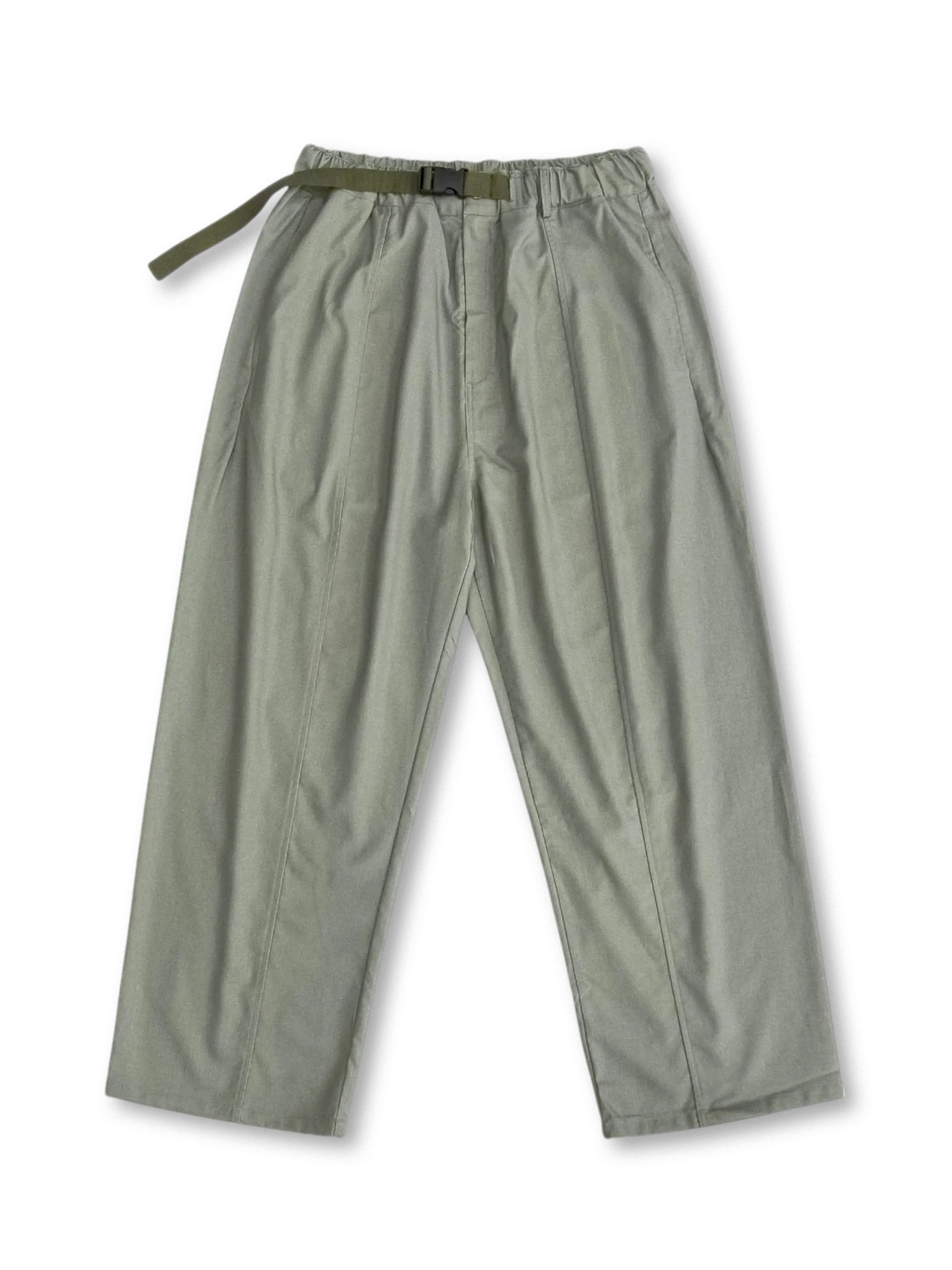 コットンリネン混紡素材とタック仕様が特徴の上品なワイドストレートパンツ