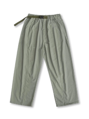 コットンリネン混紡素材とタック仕様が特徴の上品なワイドストレートパンツ