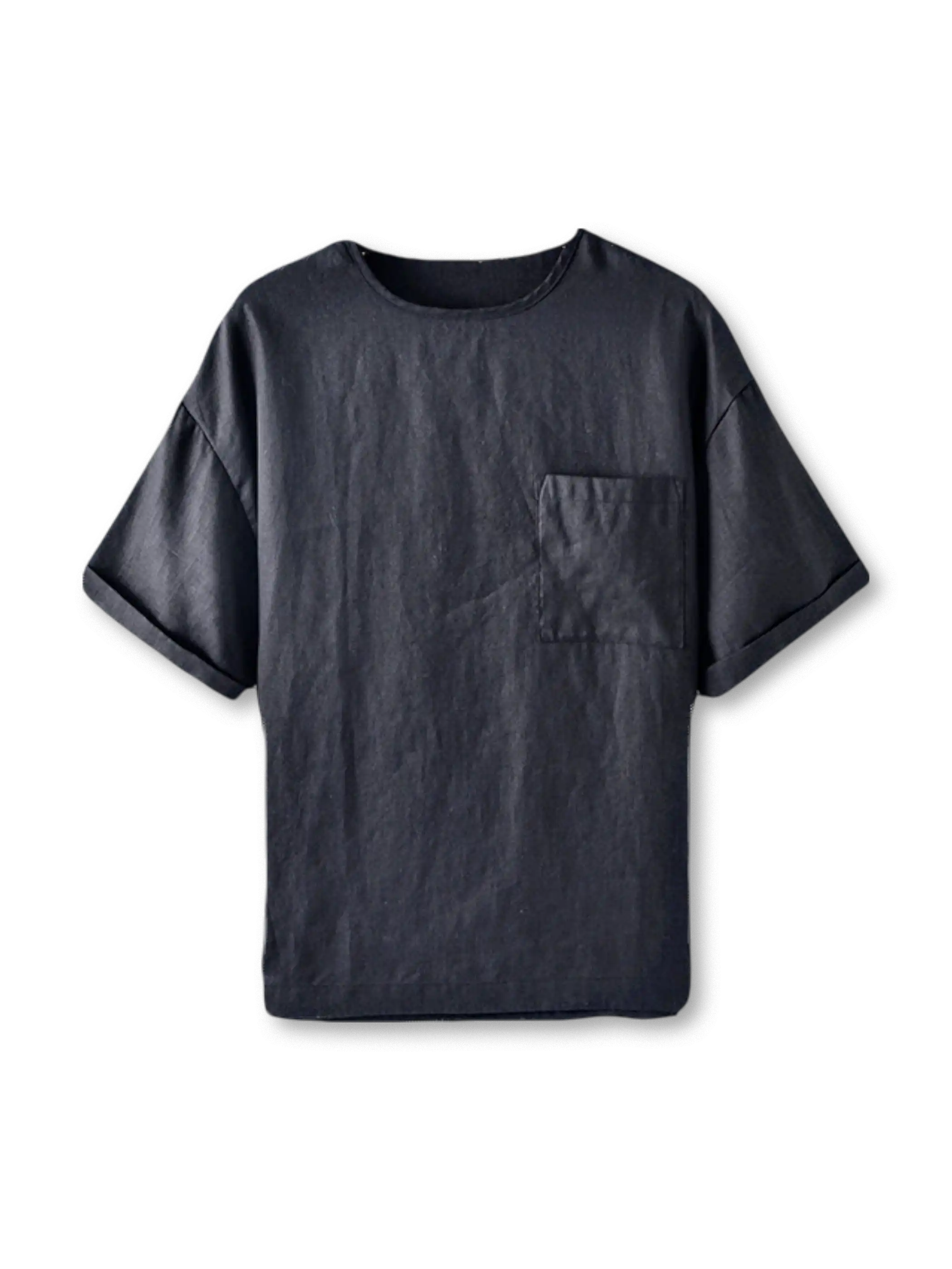 天然リネン素材の立体的な織り目とパッチポケットが特徴のクルーネックTシャツ、袖口ロールアップ仕様