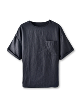 天然リネン素材の立体的な織り目とパッチポケットが特徴のクルーネックTシャツ、袖口ロールアップ仕様